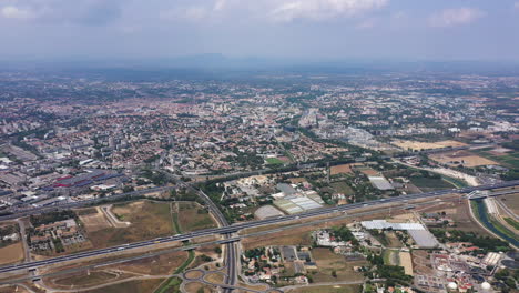 Vista-Aérea-Del-Tráfico-Y-La-Autopista-Del-Lado-Sur-De-Montpellier,-Francia.